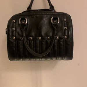 Svart väska med nitar  - Lägger upp dennna igen, Så söt väska med nitar, har för många väskor som inte kommer till användning, skriv till mig om ni har några frågor❤️❤️