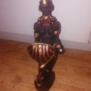 Vacker Unik Staty  - Helt ny och vacker unik staty. Fler bilder kan skickas vid intresse då hela bilden inte syns. Billigare vid köp av fler produkter. 🛍️ Ordinariepris: 589:- st