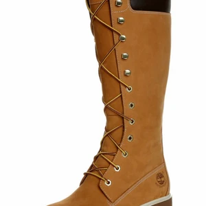 Timberland - Timberland damskor köpt på timberland. Höga beige stövlar håller väldigt varm om fötterna på vintern . Passform är 36/37 . Dem är använda 10 gg. 
