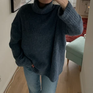 Supermysig tröja - Världens mjukaste stickade tröja från Zara, köpt förra vintern. Sparsamt använd och i mycket bra skick. Ny pris 350/400kr. Säljer pga kommer inte till användning. Storlek XS/S och sitter oversized på mig som är en small och 173 lång. OBS Köparen står för frakt, kostanden varierar beroende på vikt!😊