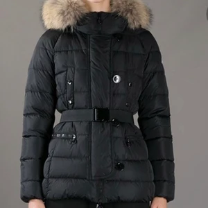 Moncler jacka - Jätte fin moncler jacka i storlek 14 år, inköpt på nk's barnavdelning. Passar på mig som vanligtvis är S/M. Kostade 7900 som ny! Kan tänka mig gå ner i pris vid snabb affär!