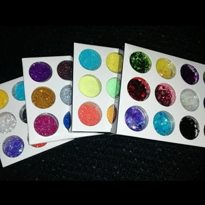 Coscelia - Proffessionellt Nagel Glitter - 4 st Helt nya paket nagel glitter i snygga förpackningar. (4x12st) i olika sorter och färger. Glitter av hög kvalité som används av Proffessionella Nagelteknologer. Kan blandas ut och arbetas med bla. Akryl, Gele samt Polygel m.m.   Ordinariepris, 250:- /st = 4st =1000:-). Säljes alla 4 tillsammans. (priset kan diskuteras vid snabb affär samt billigare vid köp av fler produkter). Fler bilder kan skickas vid intresse. 💌📦+ GÅVA PÅ KÖPET UTAN EXTRA KOSTNAD (VÄRDE:89:-)