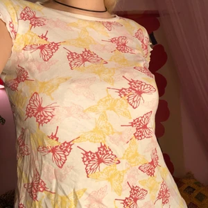 T-shirt med fjärilar - Så söt t-shirt med fjärilar på😌