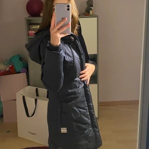 Vinterjacka - Äkta G-STAR RAW jacka. Väldigt skön och varm, lång och perfekt för vintern tyvärr måste sälja den för den har blivit för liten för mig… ser ut som ny (inga fläckar eller hål). Storleken är XS och i färg mörkblå. Ordinarie pris 3000.