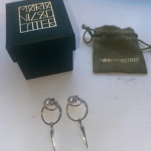 Maria nilsdotter poison arrow pearl - Hej, säljer ett par örhänge från Maria nilsdotter. Använda en gång, inga fel på dem. Poison arrow pearl heter dem.  Dem kostar 1700 per styck, mitt pris 2900 för två par. 