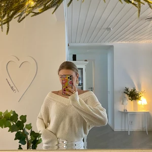 Stickad tröja - Säljer en vit stickad tröja i strl M. Fint skick! Köpare står för frakt🐩