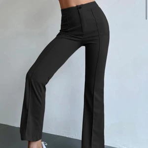 Byxor - Super sköna högmidjade kostymbyxor från Shien. Var lite för korta för mig så aldrig använt! Har väldigt fin detalj på benen och skulle passa jätte bra för sommaren och vintern dock så är dem lite mer på den tunna sidan så skulle vara bra med strumpbyxor under vintern💓💓 (dem är också stretchiga<3)