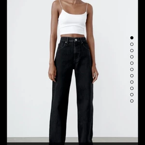 Zara byxor  - Säljer ett par skit snygga byxor från zara i storlek 32. Anledning till att jag säljer de är att jag råkade köpa två par. Aldrig använda och prislappen sitter kvar. Orginal priset är 399