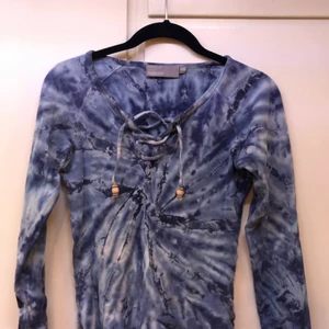 Blå batik top - Cool batik top i blått med snörning därframme 