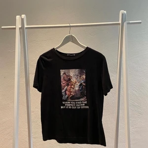 Zara T-shirt  - Snygg T-shirt Från zara med coolt tryck!