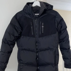 Sailracing jacka  - Säljer min sailracing jacka, storlek 160 men skulle säga att den passar s då den är stor i storleken. Använd ett fåtal gånger så väldigt bra skick. Säljer för 500