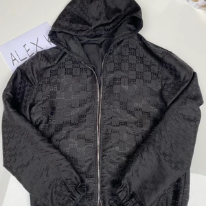 Givenchy - Givenchy jacka, antingen med mönster eller hel svart storlek 50 italiensk motsvarar M/L.          15000 nypris