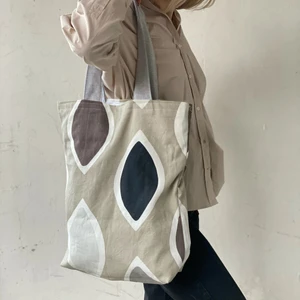 Leaf it up to me - Snygg och praktisk handgjord tygväska med innertyg och en liten botten. Perfekt att ha i skolan då man lätt får plats med böcker, anteckningsblock och dator😊 Materialet är 100% återvunnet och 10% av inteckterna går till organisationen Operation Smile ❤️💙