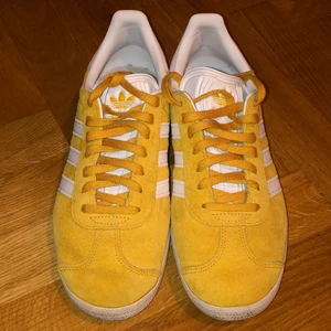 Gula adidas Gazelle  - Har använts två gånger under våren så de är i princip som nya! Nypris ca 900