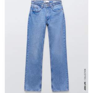 Så fina jeans i en mörkare nyans av blå! Aldrig använda för de tyvärr är för små för mig. Är i storlek 38 men skulle säga att de passar mer än 36! Kan även passa mindre storlekar beroende på hur man vill att de ska sitta💕