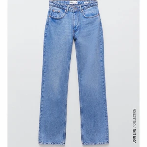 Zara midwaist straight - Så fina jeans i en mörkare nyans av blå! Aldrig använda för de tyvärr är för små för mig. Är i storlek 38 men skulle säga att de passar mer än 36! Kan även passa mindre storlekar beroende på hur man vill att de ska sitta💕