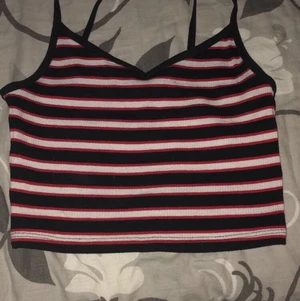 Svart, vit och röd linne  - Här har du ett fint New Yorker linne som är för liten för mig nu men skulle gärna vilja sälja den.