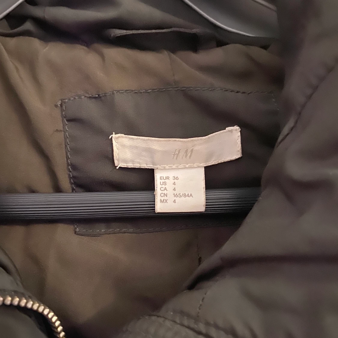 Militär grön med luva. Storlek 36 - 91