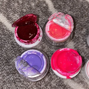 Gele färger  - Märke missfancy och nagelgiganten. Röda, lila , ljus rosa är bara uppmålade den rosa mer använd. 100kr för alla! Skriv bara om du vill köpa! 🌸🦄