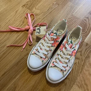 Skor - En helt nya skor i stl 38 som får med extra snören. Nyttpris 300kr och jag säljer för 180kr frakten till kommer på 66-99kr spårbar beroende på hur vikten är. Du kan även hämta i Skövde.