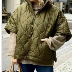 Quiltad cape - !!Söker!! Skriv om ni vill sälja denna eller liknanade💛💛