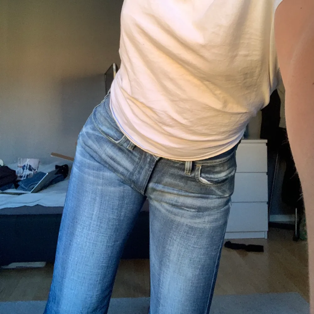 Säljer dessa snygga lågmidjade Diesel jeans då de är lite för små för mig. Skriv för fler bilder. Jeans & Byxor.