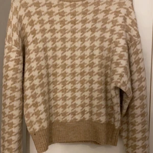 Stickad beige tröja - Varm och skön tröja, lagom nu till vintern, passar både till en xs och en s. 