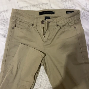 Calvin klein beige jeans size S - Riktigt calvin klein!  Jag vill sälja mina jeans som är fantastiska när du bär dem!  Beige är inte min färg och den passar inte min hud så jag tror att någon annan kommer att njuta av det mer!  Om du behöver fler bilder hör av dig så kan priset diskuteras. ❤️Aldrig använt förut.  Storlek S/36
