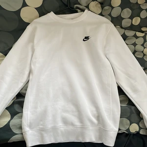 Nike tröja sweatshirt - En helt vanlig vit Nike sweatshirt i strl XS. Säljer den pga att jag aldrig använder den längre, den är i bra bra skick. 