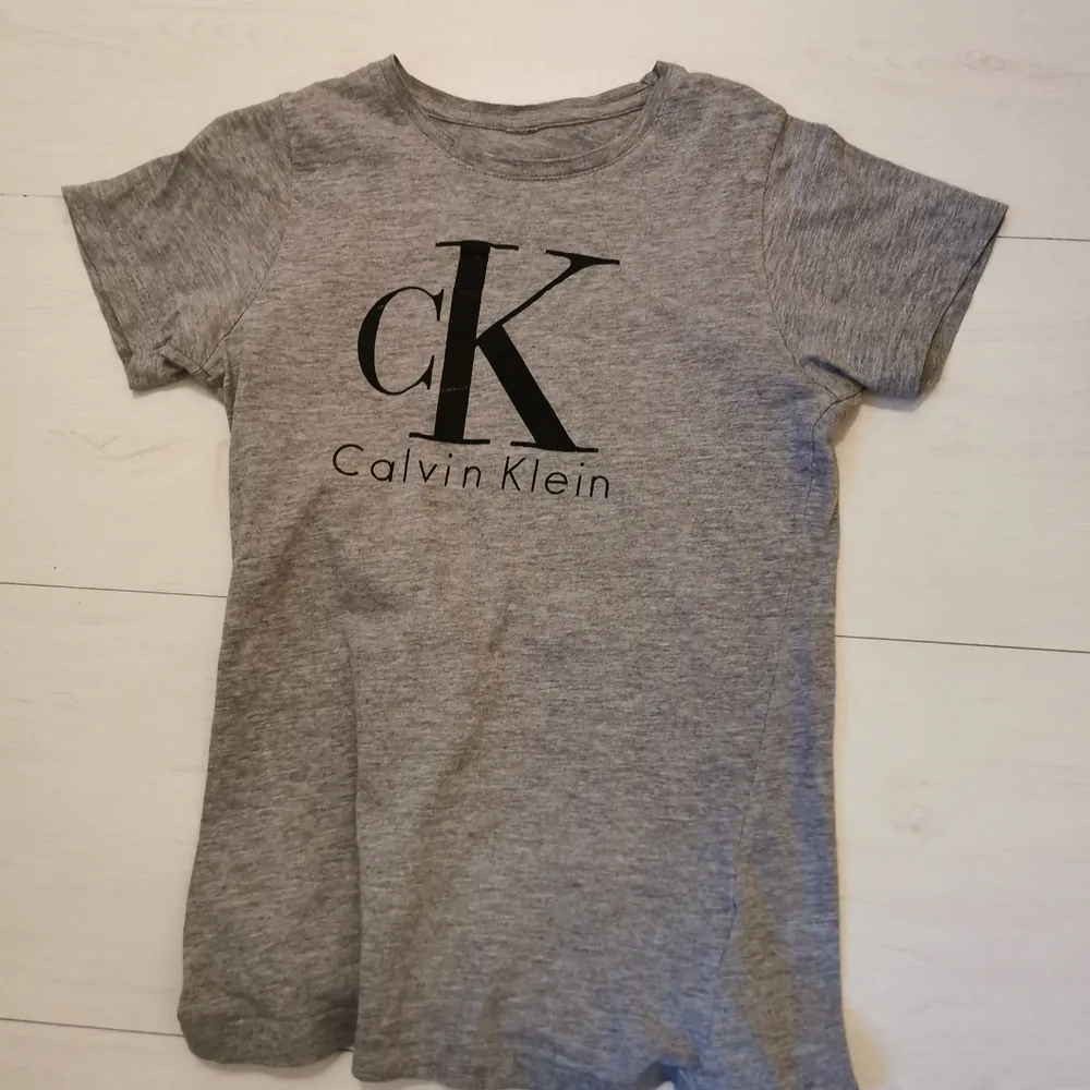 Superfin calvin Klein t-shirt. Kan skickas. Köptes för 269kr, säkjs för 150kr. Aldrig använd. Från kids brand store. . T-shirts.