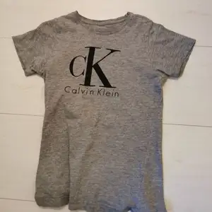 Superfin calvin Klein t-shirt. Kan skickas. Köptes för 269kr, säkjs för 150kr. Aldrig använd. Från kids brand store. 