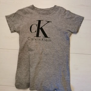 Calvin Klein t-shirt  - Superfin calvin Klein t-shirt. Kan skickas. Köptes för 269kr, säkjs för 150kr. Aldrig använd. Från kids brand store. 