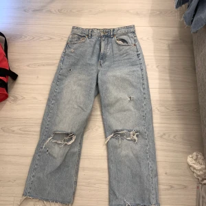 Ljusa håliga jeans från Zara - Jag säljer dessa ljusa populära håliga jeansen från Zara då de tyvärr är för små för mig. Jag har klippt dem på längden då de var för långa men det är en fin fransig kant inga komplikationer. Storlek 38 och passar perfekt i längden på de som är 160 eller kortare! (köparen står för frakten)