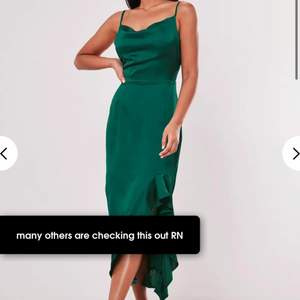 Missguided deep green satin ruffle side cami midi dress. Aldrig använd, säljes pga för liten