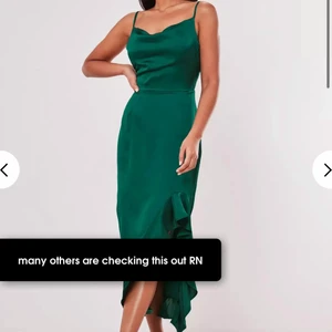 Missguided dress klänning - Missguided deep green satin ruffle side cami midi dress. Aldrig använd, säljes pga för liten