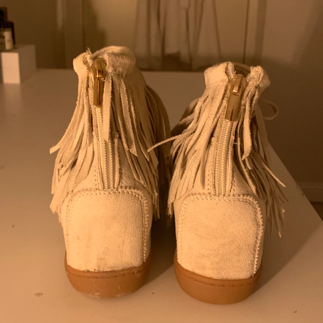 Snygga kilklacks skor med fransar - 90