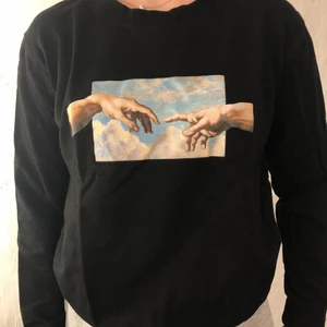 Tröja  - Svart långärmad tröja, lite tjockare, men tryck på bröstet, storlek XL men sitter snarare som en M-S. Använd fåtalet gånger, fint skick, inte noppig💗                                                                                        Köparen står för frakten 