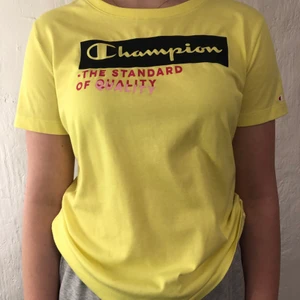 T-shirts  - Neongul t-shirts från Champion, storlek XL men väldigt liten i storlek så mer som en M-S. Använd max 3 gånger så väldigt fint skick💗                                                                                    Köparen står för frakten
