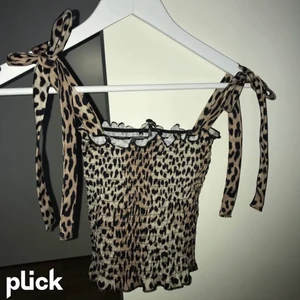Topp - Super gulligt leopard linne med knytning på axlarna, använt ett fåtal gånger men fortfarande i bra skick. 