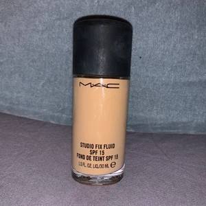 MAC foundation  - Foundation från MAC som köptes i oktober och användes i ca 1 vecka men som var fel färg för mig🤎 nypris 335kr. Färgen är NC20