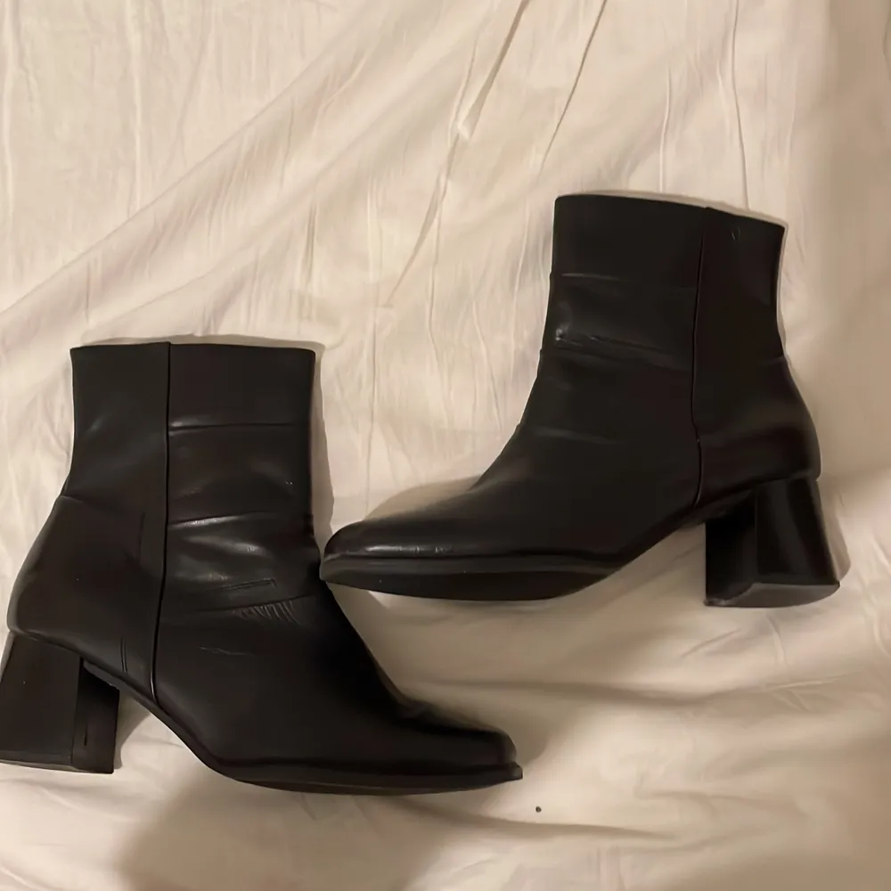 sjukt snygga svarta boots som tyvärr var för stora. Fint skick. Klack 6-7 cm . Äkta läder. Köpta  för ca 1300 kr. Skor.