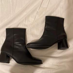 sjukt snygga svarta boots som tyvärr var för stora. Fint skick. Klack 6-7 cm . Äkta läder. Köpta  för ca 1300 kr