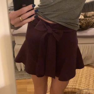 Lila zara kjol - Lila kjol från zara, helt oanvänd! Så fin både till vardags men även fest ;) säljer för att den inte kommer till användning. 
