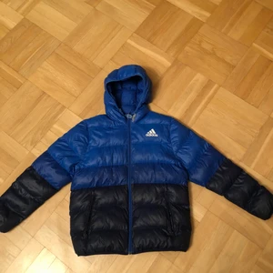 adidas puffer jacket - adidas jack i storlek 13-14 år/164