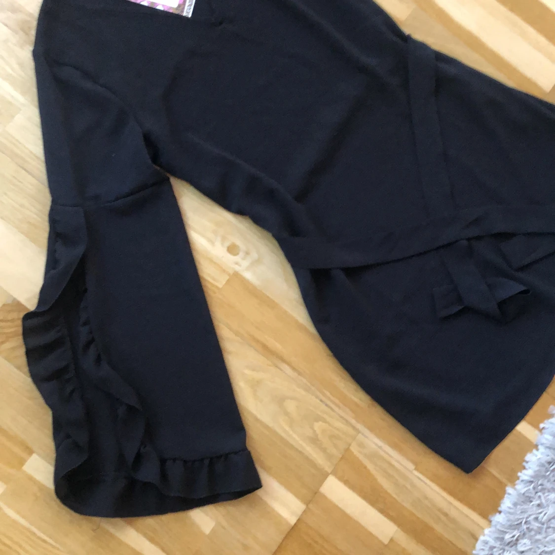 Svart klänning med knytning - 91