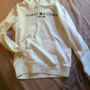 Denna hoodie är en oanvänd Tommy Hilfiger i nyskick då orginalpriset var 700kr och säljs nu för 550 kr. Storlek:146-152 killstorlek.