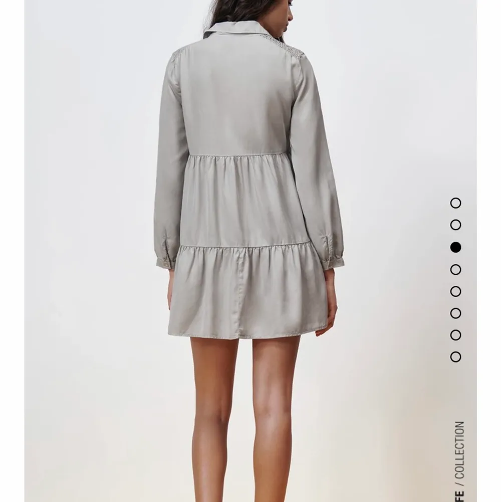 Intressekoll på denna gråa skjortklänning från Zara! Endast använd en gång så superbra skick!!! Slutsåld på hemsidan, mycket skönt material❤️ frakt står köparen för 🚚. Klänningar.