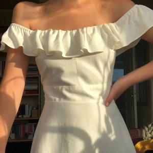 Vit klänning från zara  - En kort vit klänning från zara som Är i jättebra skick (använd Max 2 gånger). Den är off shoulder och med band i bak så att man kan knyta den, samt en dragkedja i ryggen, (Skicka meddelande för fler bilder). Klänningen är i storlek S. Köparen står för frakt! 