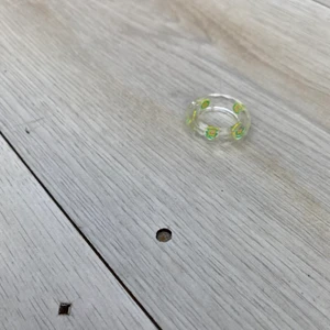 Blomm ring 🌷 💍 🌷  - Nu säljer vi dessa snygga ringar!🤩🌷💗som passar helt perfekt nu till sommarn🤩dessa ringar finns i alla olika storlekar. Köp en för 35 två för 70 och tre för 90 kr🤩💗
