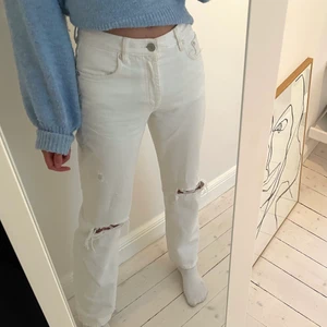 Zara jeans - Säljer mina superfina zara midjeans då jag har flera andra liknande. Byxorna är i storlek 34 och passar bra på mig som är 177. Man kan även klippa dom om man är kortare. Köpare står för frakt💕